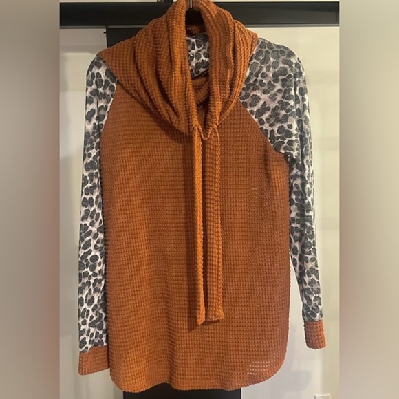 My Story Waffle Knit Top with Cheetah Sleeves Medium - Picture 2 of 3